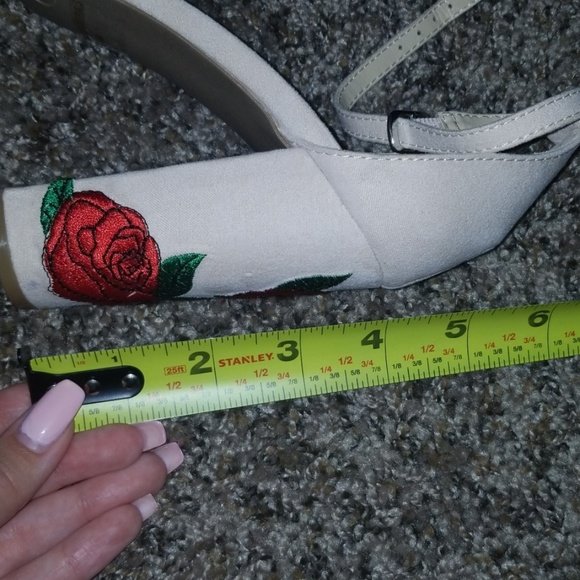 🎉HP🌹 Rose Embroidered Heels 🌹 - Picture 4 of 4